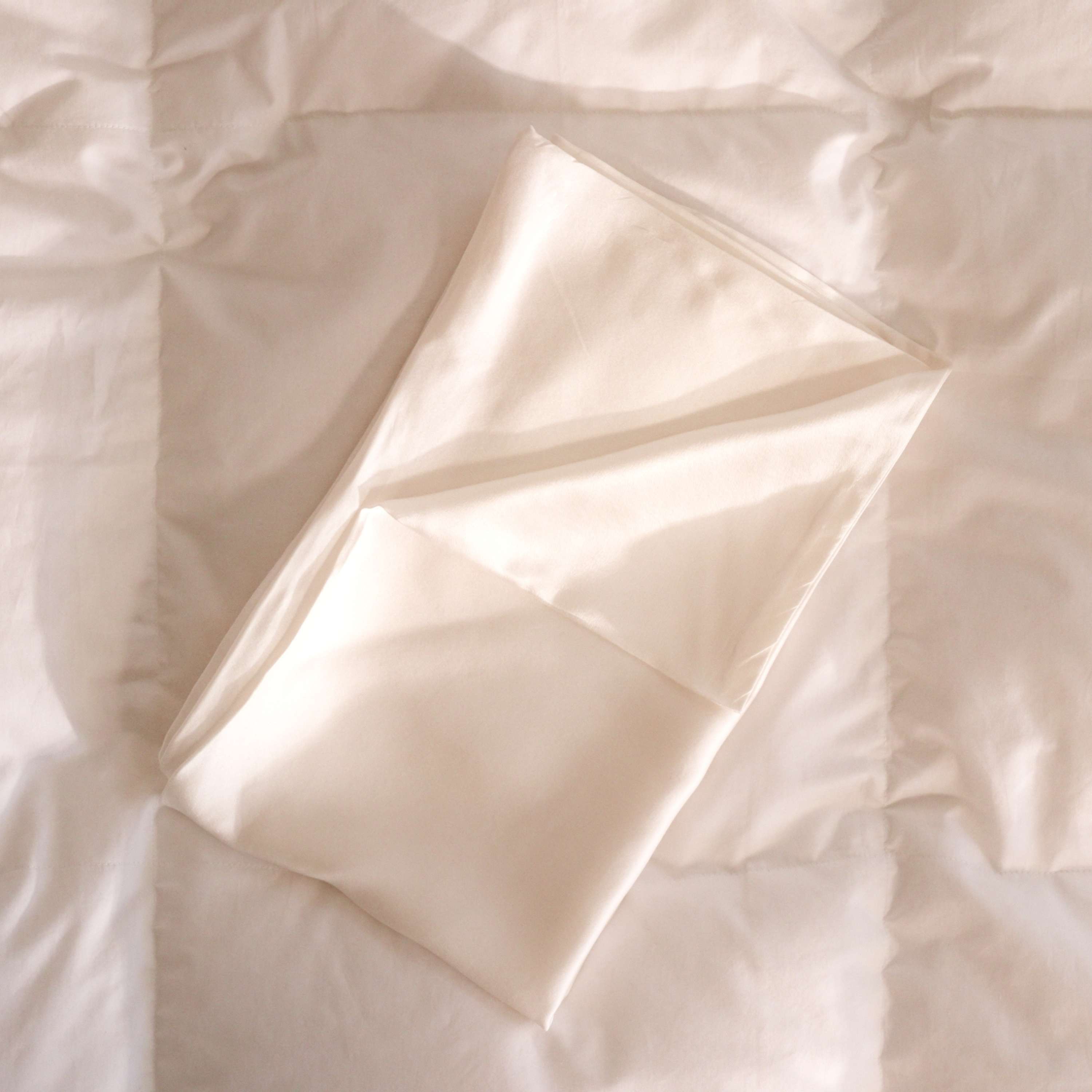 Silk pillowcase made from 100% mulberry silk